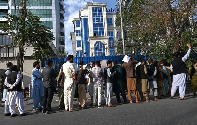 Ngân hàng ở Kabul mở lại, dân chờ rút tiền đông không kém người ra sân bay sơ tán - Ảnh 2.