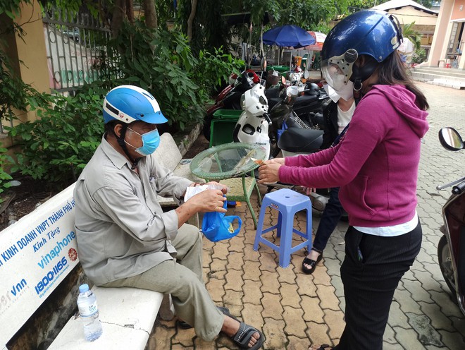 TP.HCM: Đi mua thuốc không được, cụ ông 74 tuổi bị tai biến được cán bộ UBND phường làm điều bất ngờ sau 10 phút - Ảnh 1.