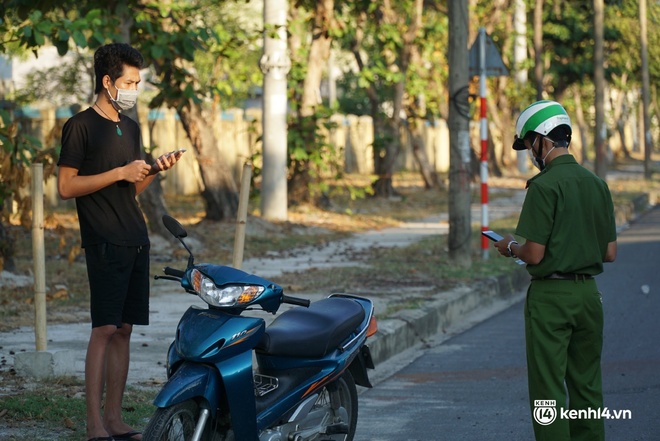 Ảnh: Công nhân Đà Nẵng tay xách, nách mang đổi ca làm việc 3 tại chỗ trong ngày đầu gia hạn ai ở đâu ở yên đó - Ảnh 7.