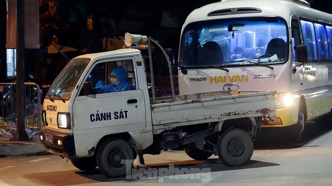H&agrave; Nội đưa h&agrave;ng chục F1 ở ổ dịch Thanh Xu&acirc;n Trung đi c&aacute;ch ly tập trung ngay trong đ&ecirc;m - Ảnh 8.