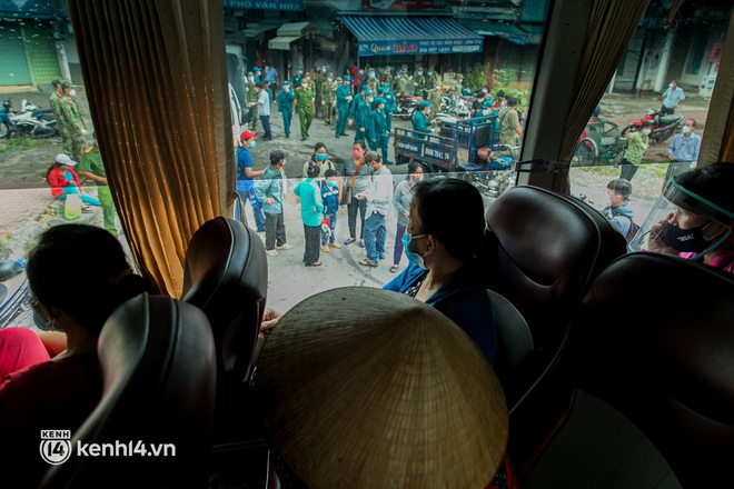 Ảnh: Bộ đội trợ lực đưa 2.000 người từ nhiều khu trọ lụp xụp đến nhà nghỉ, Chung Cư Liền Kề Dophin Plaza ở "vùng xanh" tránh dịch - Ảnh 3. Ảnh: Bộ đội trợ lực đưa 2.000 người từ nhiều khu trọ lụp xụp đến nhà nghỉ, Chung Cư Liền Kề Dophin Plaza ở "vùng xanh" tránh dịch - Ảnh 3.