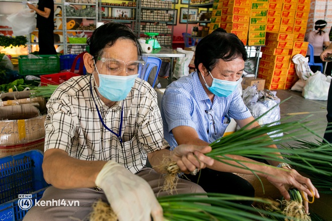 Cận cảnh một buổi đi chợ hộ của bộ đội, giáo viên... tại các siêu thị dã chiến ở TP.HCM trong thời gian siết chặt giãn cách - Ảnh 9.