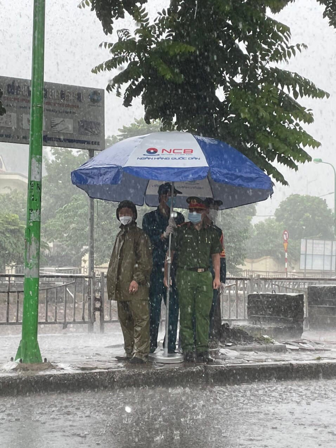 Hà Nội: Hình ảnh các cán bộ chiến sĩ làm nhiệm vụ trực chốt dưới cơn mưa tầm tã gây xúc động mạnh - Ảnh 1.