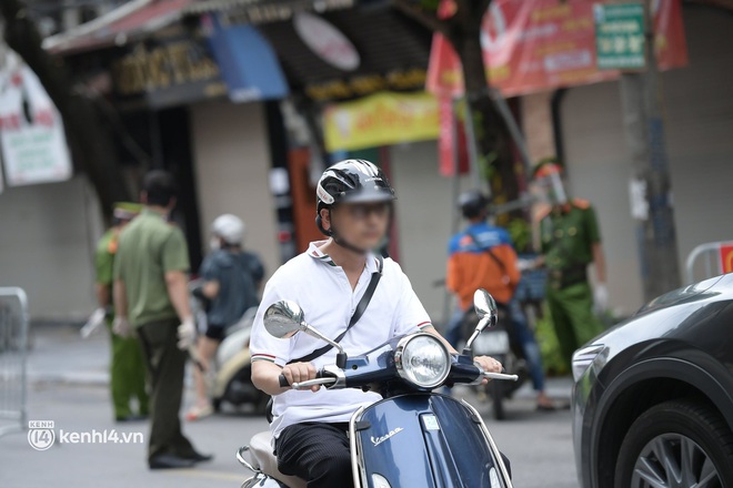 Hà Nội: Cô gái không đeo khẩu trang vô tư tiến thẳng về phía Tổ công tác, bị lập biên bản ngay lập tức - Ảnh 6.