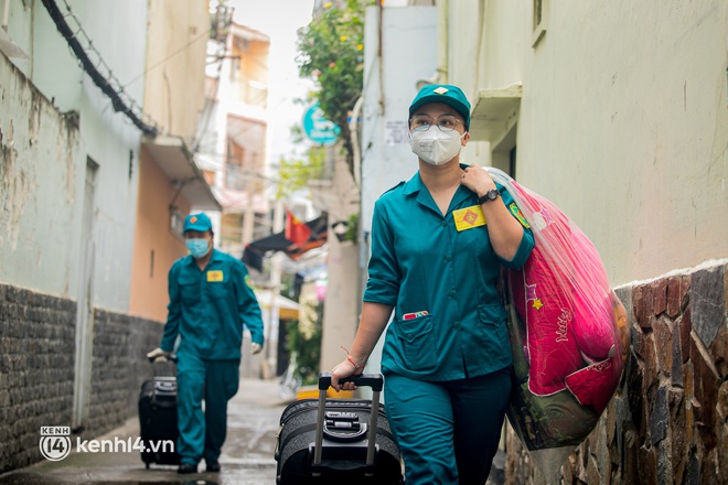 Ảnh: Bộ đội trợ lực đưa 2.000 người từ nhiều khu trọ lụp xụp đến nhà nghỉ, Chung Cư Liền Kề Dophin Plaza ở "vùng xanh" tránh dịch - Ảnh 7. Ảnh: Bộ đội trợ lực đưa 2.000 người từ nhiều khu trọ lụp xụp đến nhà nghỉ, Chung Cư Liền Kề Dophin Plaza ở "vùng xanh" tránh dịch - Ảnh 7.