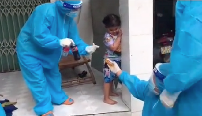 Khoảnh khắc mềm lòng: Tình nguyện viên phải chơi từ oẳn tù tì đến "hối lộ" nước ngọt cho bé gái để lấy mẫu thử - Ảnh 3.