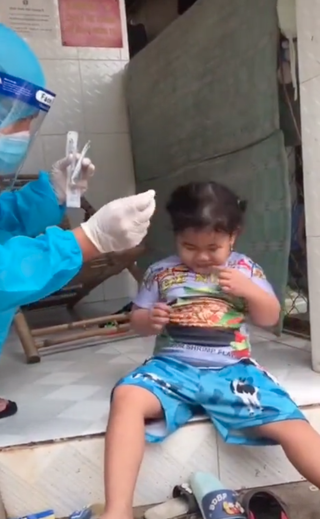 Khoảnh khắc mềm lòng: Tình nguyện viên phải chơi từ oẳn tù tì đến "hối lộ" nước ngọt cho bé gái để lấy mẫu thử - Ảnh 2.