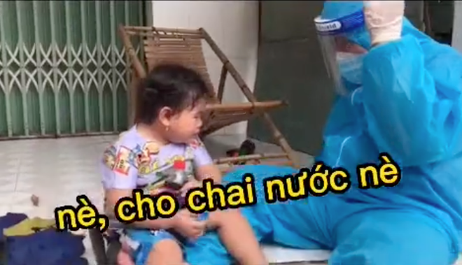 Khoảnh khắc mềm lòng: Tình nguyện viên phải chơi từ oẳn tù tì đến "hối lộ" nước ngọt cho bé gái để lấy mẫu thử - Ảnh 4.
