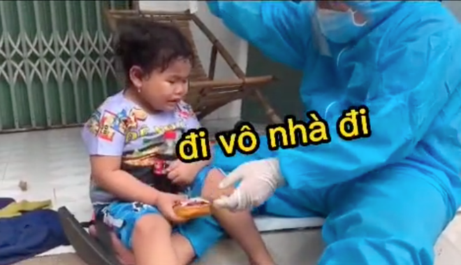 Khoảnh khắc mềm lòng: Tình nguyện viên phải chơi từ oẳn tù tì đến "hối lộ" nước ngọt cho bé gái để lấy mẫu thử - Ảnh 4.