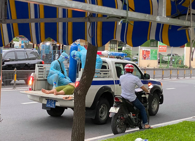 TP.HCM: CSGT chặn xe mượn b&igrave;nh oxy, ống thở để cứu F0 đang nguy cấp giữa đường  - Ảnh 2.
