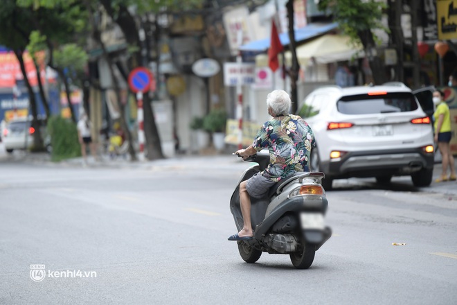 Hà Nội: Cô gái không đeo khẩu trang vô tư tiến thẳng về phía Tổ công tác, bị lập biên bản ngay lập tức - Ảnh 14.