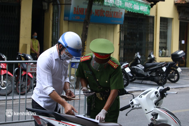 Hà Nội: Cô gái không đeo khẩu trang vô tư tiến thẳng về phía Tổ công tác, bị lập biên bản ngay lập tức - Ảnh 12.