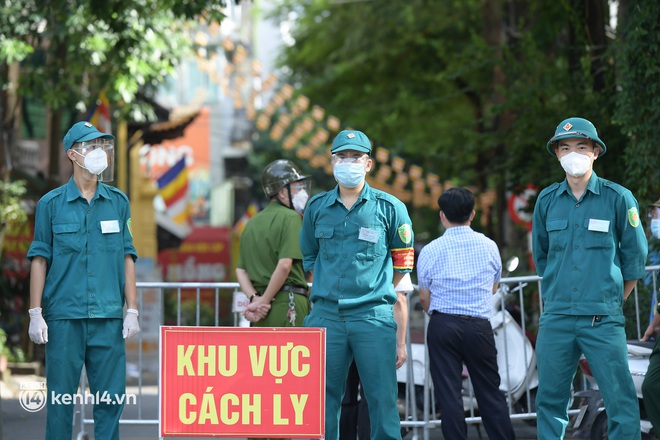 Toàn cảnh 2 ổ dịch nóng nhất hiện nay ở Hà Nội: Phường Thanh Xuân Trung có 163 ca, Giáp Bát 47 ca - Ảnh 3.