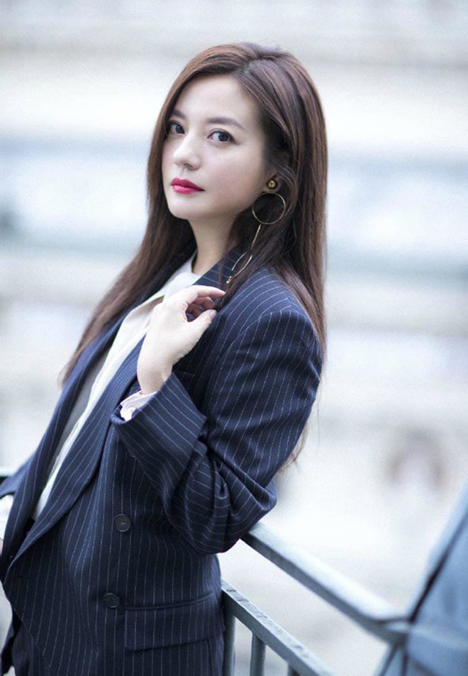 Triệu Vy v&agrave; sự cố kinh ho&agrave;ng: Bị kẻ lạ mặt t&uacute;m t&oacute;c x&ocirc; ng&atilde;, tạt thẳng chất thải v&agrave;o người ngay tr&ecirc;n s&acirc;n khấu - Ảnh 1.