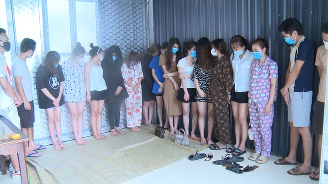 13 cô gái trẻ cùng 9 người đàn ông "bay…