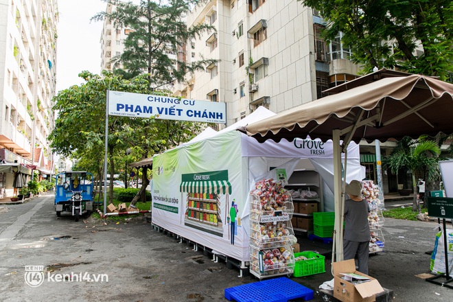 Cận cảnh một buổi đi chợ hộ của bộ đội, giáo viên... tại các siêu thị dã chiến ở TP.HCM trong thời gian siết chặt giãn cách - Ảnh 12.