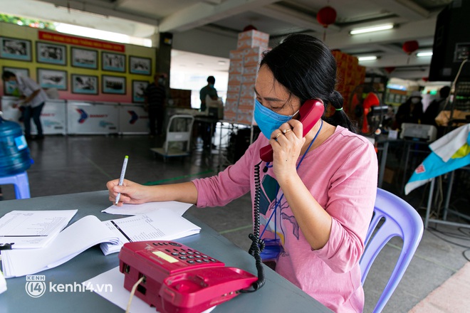 Cận cảnh một buổi đi chợ hộ của bộ đội, giáo viên... tại các siêu thị dã chiến ở TP.HCM trong thời gian siết chặt giãn cách - Ảnh 8. Cận cảnh một buổi đi chợ hộ của bộ đội, giáo viên... tại các siêu thị dã chiến ở TP.HCM trong thời gian siết chặt giãn cách - Ảnh 8.