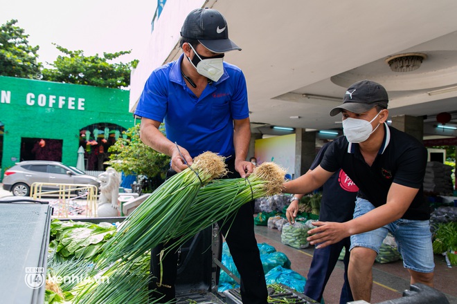 Cận cảnh một buổi "đi chợ hộ" của bộ đội, giáo viên... tại các siêu thị dã chiến ở TP.HCM trong thời gian siết chặt giãn cách - Ảnh 3.