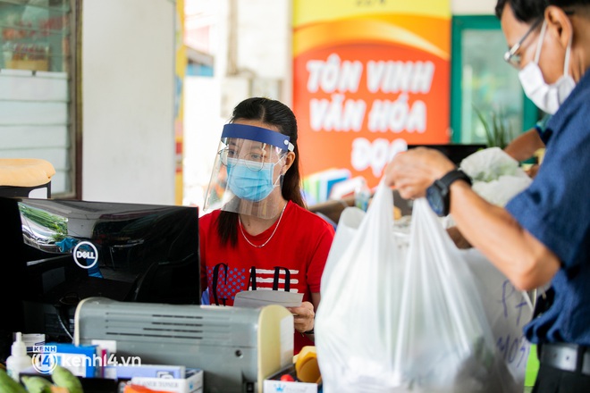 Cận cảnh một buổi "đi chợ hộ" của bộ đội, giáo viên... tại các siêu thị dã chiến ở TP.HCM trong thời gian siết chặt giãn cách - Ảnh 5.