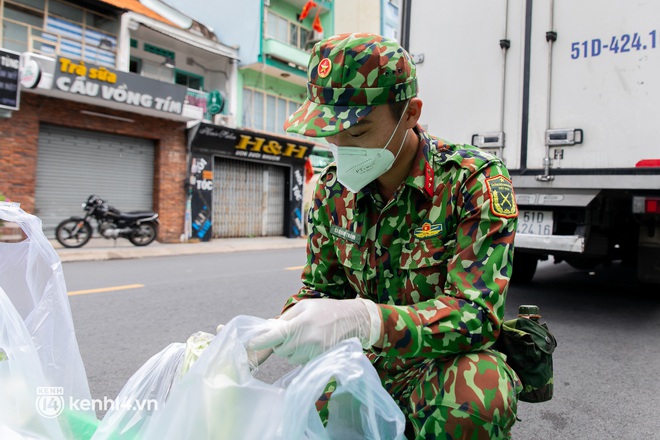 Cận cảnh một buổi "đi chợ hộ" của bộ đội, giáo viên... tại các siêu thị dã chiến ở TP.HCM trong thời gian siết chặt giãn cách - Ảnh 10.