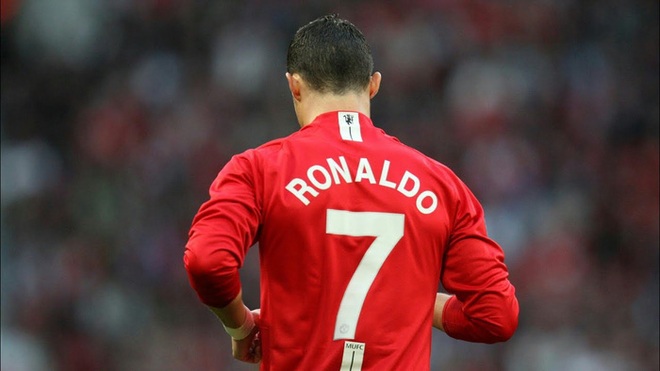 Vì sao đồng đội không thể nhường áo số 7 huyền thoại cho Ronaldo ở MU? - Ảnh 1.