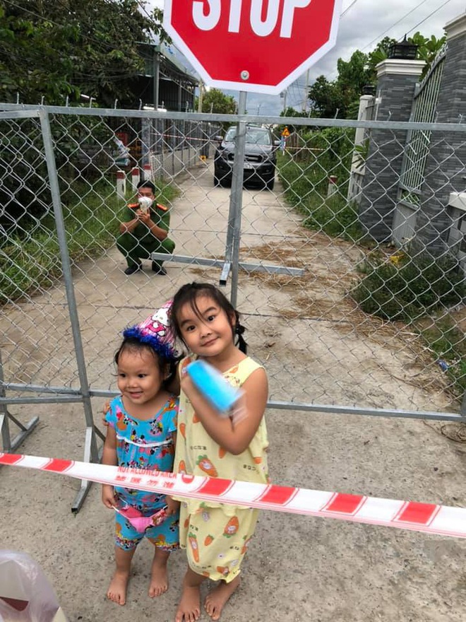 Chiến sĩ CA thổi nến mừng sinh nhật con gái ngay tại hàng rào phong tỏa, cái vẫy tay từ xa khiến bao người thổn thức - Ảnh 3.