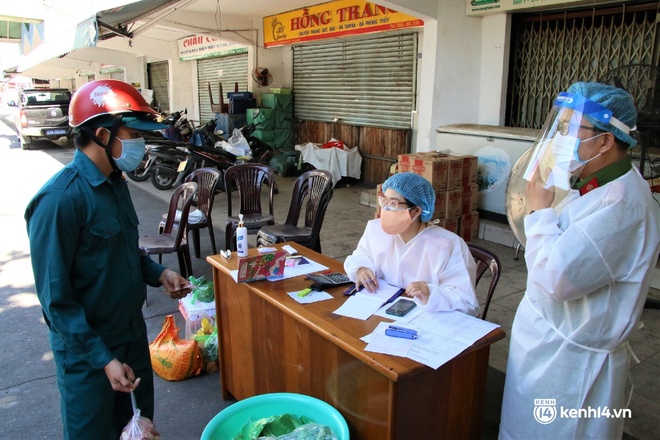 Ảnh: Công an mướt mồ hôi chốt đơn tại 30 điểm bán hàng phi lợi nhuận cho người dân Đà Nẵng - Ảnh 2.