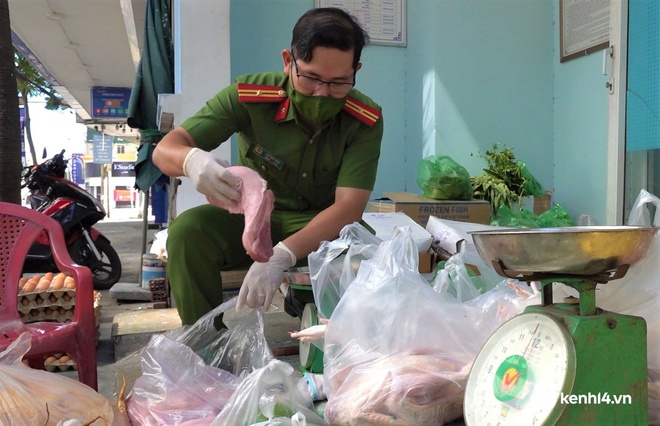 Ảnh: Công an mướt mồ hôi chốt đơn tại 30 điểm bán hàng phi lợi nhuận cho người dân Đà Nẵng - Ảnh 16.