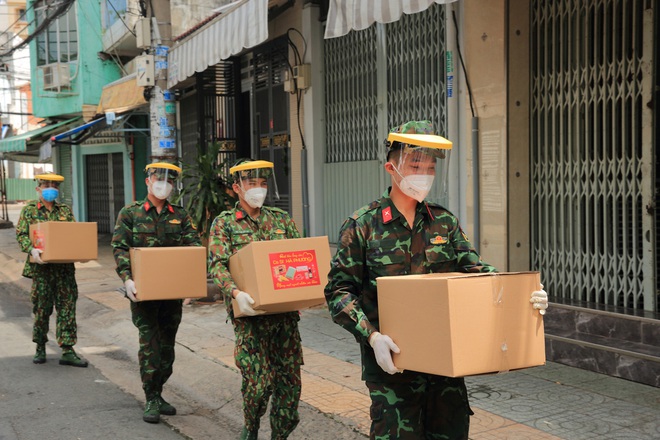 Em gái tỷ phú của ca sĩ Cẩm Ly tặng hàng trăm tấn lương thực cho TP.HCM, số vật phẩm cụ thể gây choáng! - Ảnh 4.