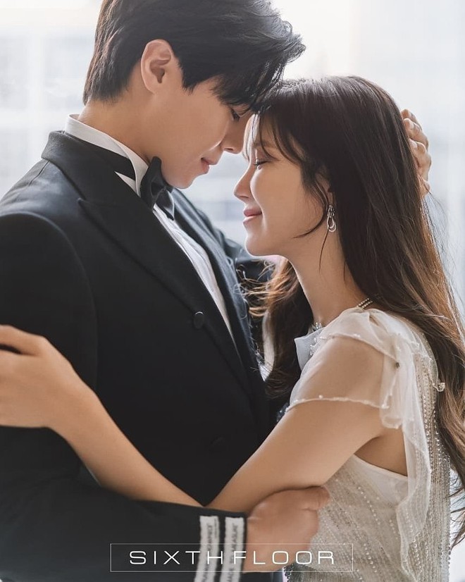 Ngây ngất ảnh cưới của cặp đôi hot nhất Penthouse: “Bà cả” Lee Ji Ah đẹp nao lòng, tình tứ đến lịm tim với “Logan Lee” - Ảnh 5.