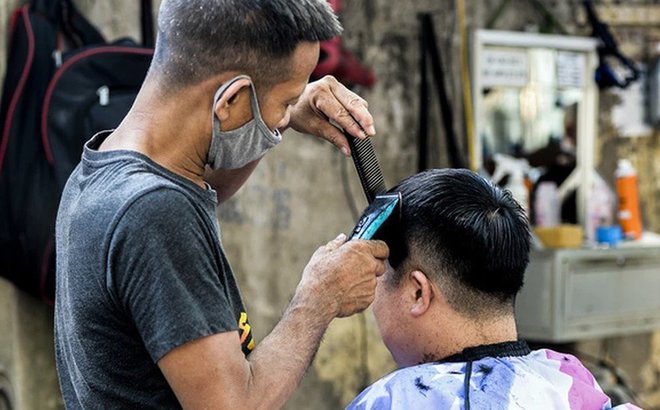 Thượng &uacute;y c&ocirc;ng an bị đ&igrave;nh chỉ c&ocirc;ng t&aacute;c do đi lấy r&aacute;y tai, hớt t&oacute;c trong l&uacute;c gi&atilde;n c&aacute;ch - Ảnh 1.