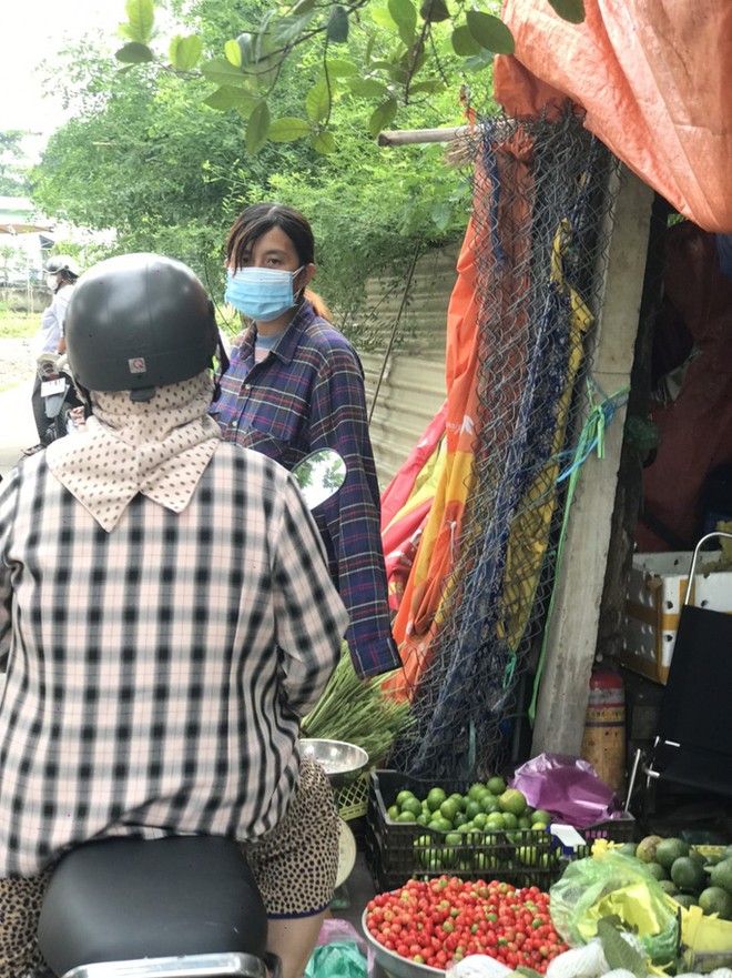 TP.HCM: Người d&acirc;n một hẻm ở B&igrave;nh T&acirc;n v&ocirc; tư họp chợ giữa t&acirc;m dịch - Ảnh 1.