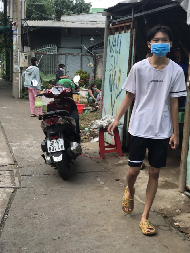TP.HCM: Người d&acirc;n một hẻm ở B&igrave;nh T&acirc;n v&ocirc; tư họp chợ giữa t&acirc;m dịch - Ảnh 2.