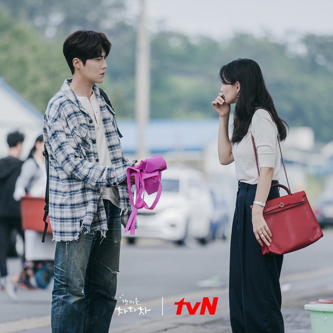 Netizen phát cuồng với phim mới của Kim Seon Ho - Shin Min Ah: Healing, dễ thương lại thêm đôi chính đẹp muốn xỉu - Ảnh 1.