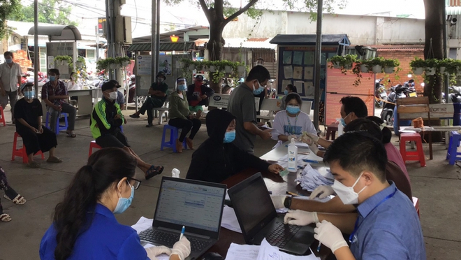Vượt 100.000 ca mắc COVID-19, B&igrave;nh Dương triển khai phương &aacute;n ứng ph&oacute; với 150.000 ca - Ảnh 1.