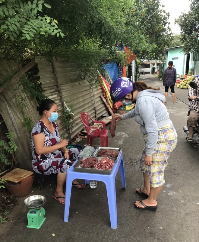 TP.HCM: Người d&acirc;n một hẻm ở B&igrave;nh T&acirc;n v&ocirc; tư họp chợ giữa t&acirc;m dịch - Ảnh 3.