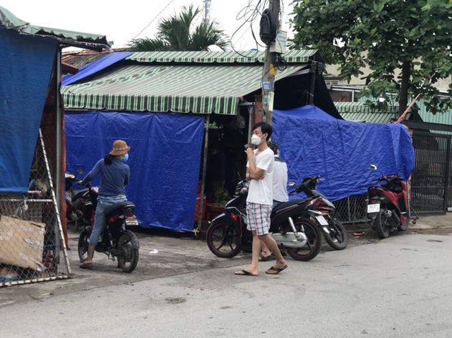 TP.HCM: Người d&acirc;n một hẻm ở B&igrave;nh T&acirc;n v&ocirc; tư họp chợ giữa t&acirc;m dịch - Ảnh 4.