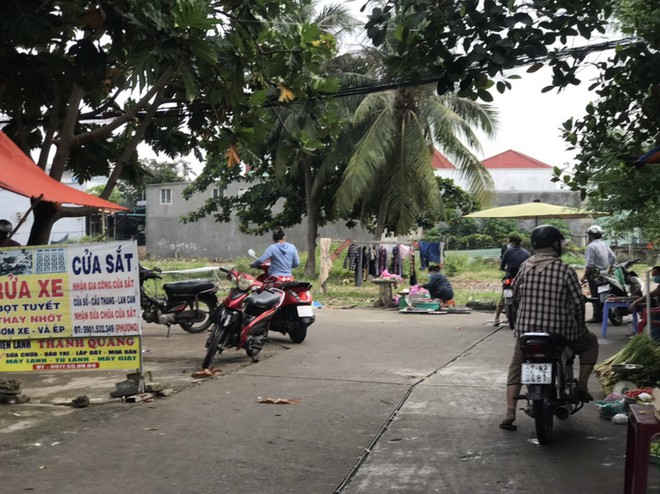 TP.HCM: Người d&acirc;n một hẻm ở B&igrave;nh T&acirc;n v&ocirc; tư họp chợ giữa t&acirc;m dịch - Ảnh 5.