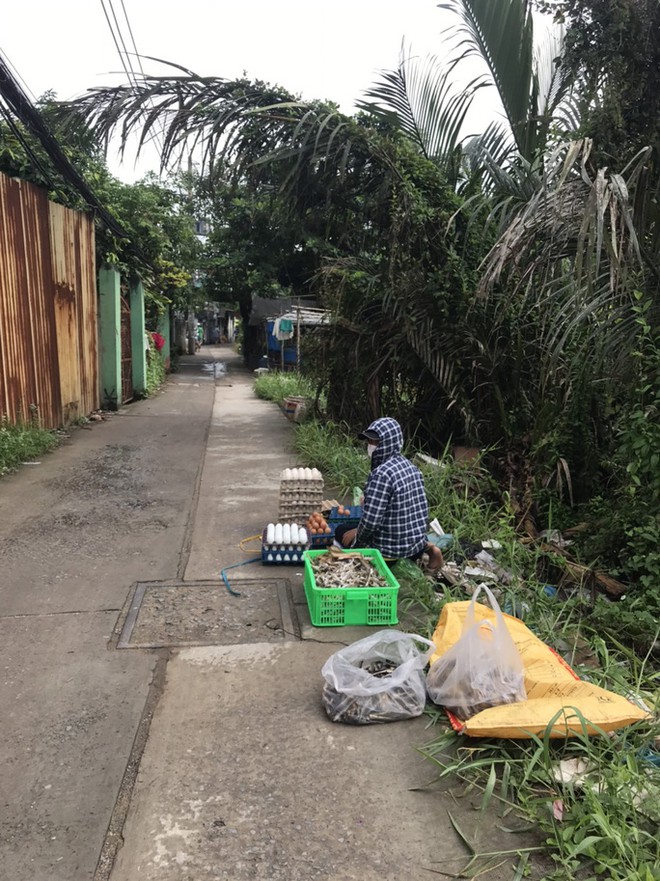 TP.HCM: Người d&acirc;n một hẻm ở B&igrave;nh T&acirc;n v&ocirc; tư họp chợ giữa t&acirc;m dịch - Ảnh 6.
