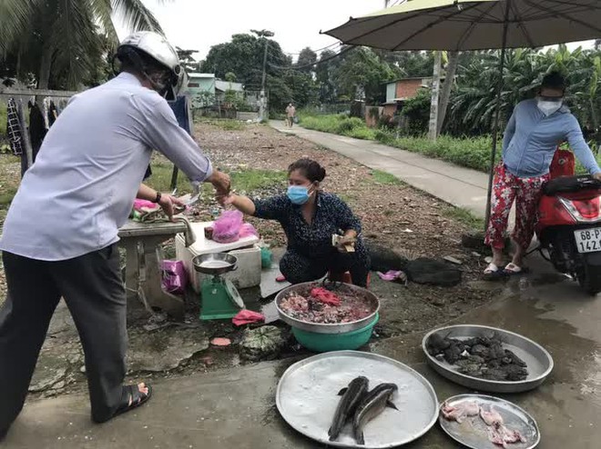 TP.HCM: Người d&acirc;n một hẻm ở B&igrave;nh T&acirc;n v&ocirc; tư họp chợ giữa t&acirc;m dịch - Ảnh 7.