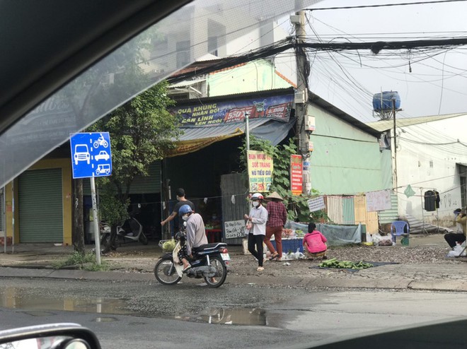 TP.HCM: Người d&acirc;n một hẻm ở B&igrave;nh T&acirc;n v&ocirc; tư họp chợ giữa t&acirc;m dịch - Ảnh 8.