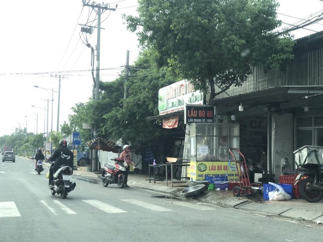 TP.HCM: Người d&acirc;n một hẻm ở B&igrave;nh T&acirc;n v&ocirc; tư họp chợ giữa t&acirc;m dịch - Ảnh 9.