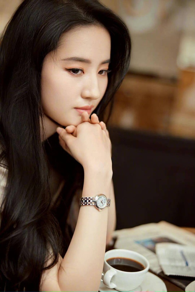 Lưu Diệc Phi khoe visual đẳng cấp trong clip mới, mong manh thế này vậy mà từng bị Ngô Diệc Phàm hôn môi thô bạo - Ảnh 5. Lưu Diệc Phi khoe visual đẳng cấp trong clip mới, mong manh thế này vậy mà từng bị Ngô Diệc Phàm hôn môi thô bạo - Ảnh 5.