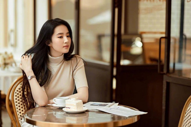 Lưu Diệc Phi khoe visual đẳng cấp trong clip mới, mong manh thế này vậy mà từng bị Ngô Diệc Phàm hôn môi thô bạo - Ảnh 6. Lưu Diệc Phi khoe visual đẳng cấp trong clip mới, mong manh thế này vậy mà từng bị Ngô Diệc Phàm hôn môi thô bạo - Ảnh 6.