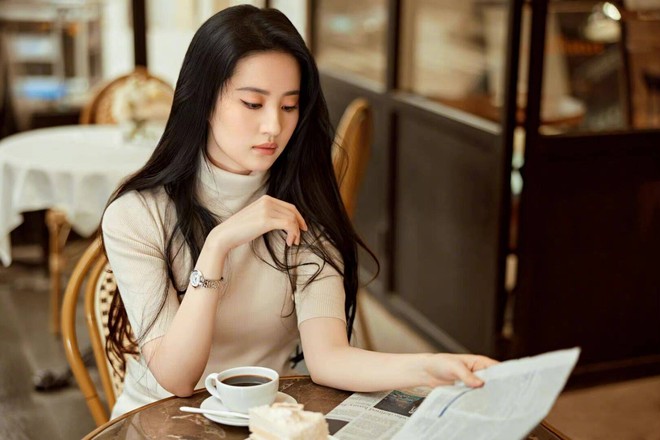 Lưu Diệc Phi khoe visual đẳng cấp trong clip mới, mong manh thế này vậy mà từng bị Ngô Diệc Phàm hôn môi thô bạo - Ảnh 8. Lưu Diệc Phi khoe visual đẳng cấp trong clip mới, mong manh thế này vậy mà từng bị Ngô Diệc Phàm hôn môi thô bạo - Ảnh 8.