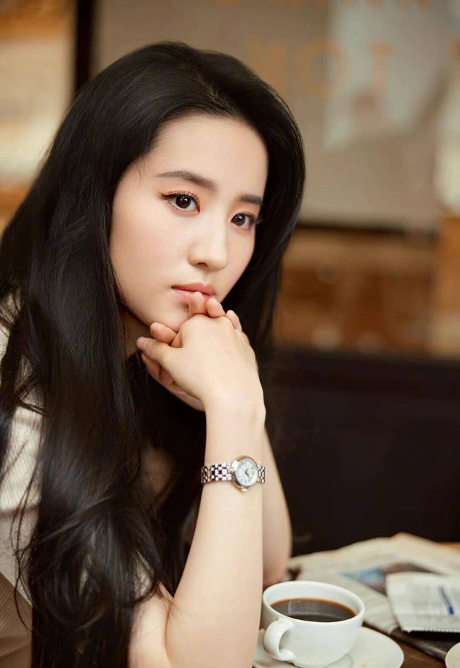 Lưu Diệc Phi khoe visual đẳng cấp trong clip mới, mong manh thế này vậy mà từng bị Ngô Diệc Phàm hôn môi thô bạo - Ảnh 4. Lưu Diệc Phi khoe visual đẳng cấp trong clip mới, mong manh thế này vậy mà từng bị Ngô Diệc Phàm hôn môi thô bạo - Ảnh 4.