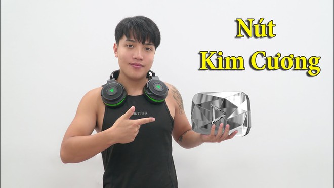 NTN chính thức đạt nút Kim Cương YouTube nhưng sao cư dân mạng chỉ quan tâm đến 1 YouTuber khác thế này? - Ảnh 1.