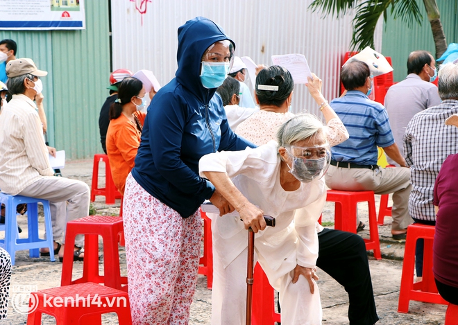 TP.HCM tiêm được hơn 6,1 triệu mũi vaccine COVID-19, 1 triệu túi an sinh đã chuyển đến người dân - Ảnh 1.