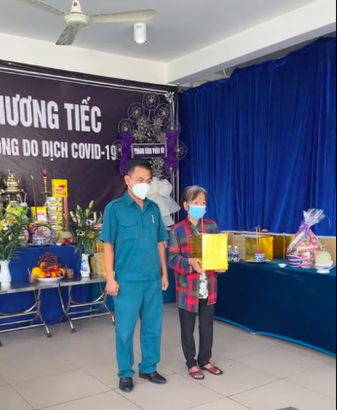 Người phụ nữ vô gia cư khóc nức nở, đau đớn nhận lại tro cốt người chồng qua đời trên chiếc xe lăn giữa Sài Gòn - Ảnh 3. Người phụ nữ vô gia cư khóc nức nở, đau đớn nhận lại tro cốt người chồng qua đời trên chiếc xe lăn giữa Sài Gòn - Ảnh 3.