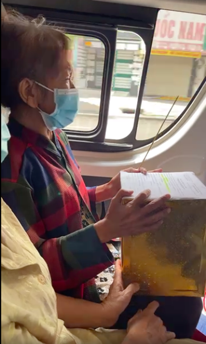 Người phụ nữ vô gia cư khóc nức nở, đau đớn nhận lại tro cốt người chồng qua đời trên chiếc xe lăn giữa Sài Gòn - Ảnh 3. Người phụ nữ vô gia cư khóc nức nở, đau đớn nhận lại tro cốt người chồng qua đời trên chiếc xe lăn giữa Sài Gòn - Ảnh 3.